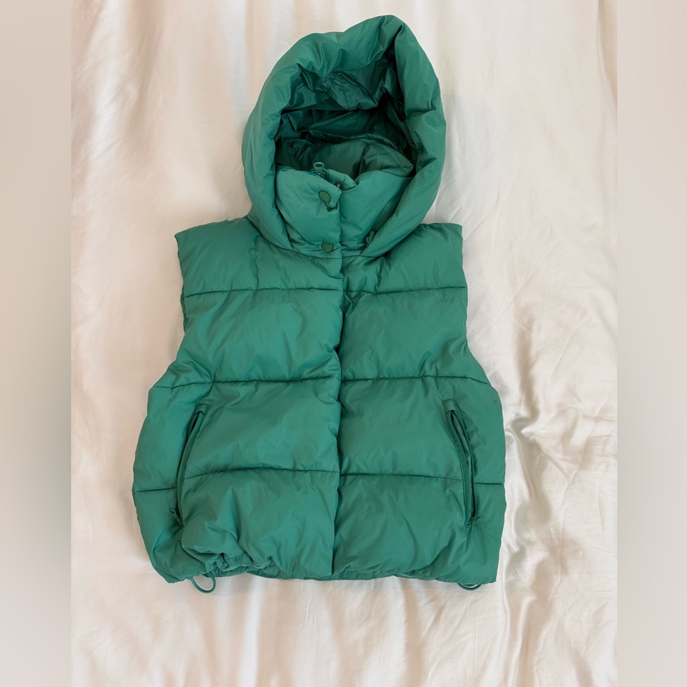 ALO Yoga gold rush Hooded Puffer Vest green